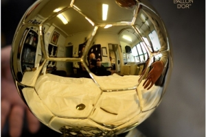 誰將加冕？金球獎官方曬獎杯照片為典禮預熱