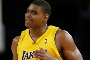 真摯的祝福！祝前湖人兩冠中鋒“小鯊魚”拜納姆38歲生日快樂！