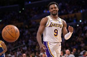 有亮點(diǎn)！布朗尼反擊妙傳助攻范德比爾特扣籃得分