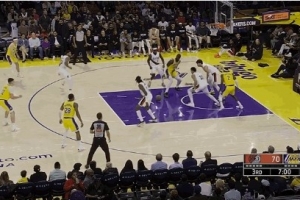 頂不動！艾頓奮力拼下前場籃板 但背身強攻時被切丟球