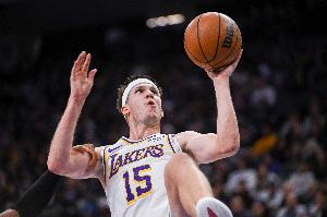 來人幫我一下??！里夫斯遭遇全場盯防傳球失誤 湖人四人站著看