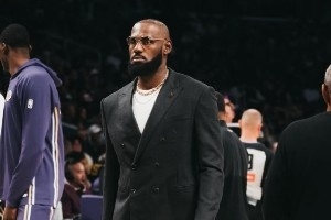 西裝革履！詹姆斯曬自己觀戰揭幕戰組圖 配文表情