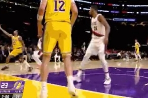 太低級！拉拉維亞發球失誤 湖人白白交出球權