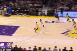 短路了！阿夫迪亞連續出現失誤 湖人反擊迅速迫近比分