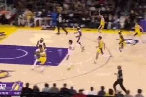 八村塁反擊被切球&裁判吹出界 湖人挑戰成功&阿夫迪亞犯規送兩罰