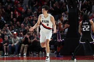 攻防不利！防守再次被艾頓命中中投 楊瀚森垂頭有點沮喪