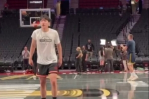 開拓者官推曬楊瀚森和約老師同場熱身視頻：訓練直到偶像成為對手