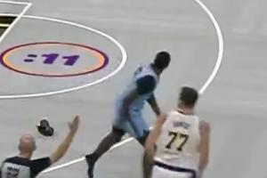 鞋都給你騙出來！東契奇變向撤步晃趴文威更是將后者鞋子釘在原地