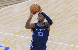 內(nèi)外開花！小賈倫-杰克遜半場5中5砍全隊最高13分 三分2中2