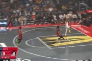 不像有傷病的樣子呀！賈馬爾-穆雷反擊快下單臂暴扣！