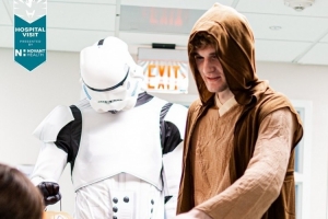 Cosplay星戰人物造型！黃蜂新秀萬圣節前往兒童醫院 陪小朋友過節