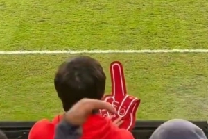 會嚴(yán)懲歧視行為？李璇：中足聯(lián)重要官員在蓉城vs河南比賽現(xiàn)場