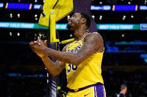 攻防都可以！斯瑪特上半場3中3得8分1板3助2斷