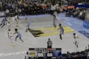 真累了！里夫斯借掩護中路急停中投 離譜三不沾出界...