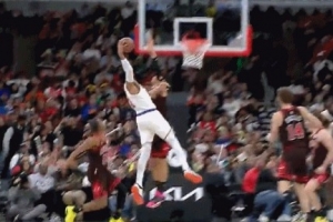 好在無礙！唐斯溜底線試圖隔扣武切維奇 扣飛失衡平拍在地