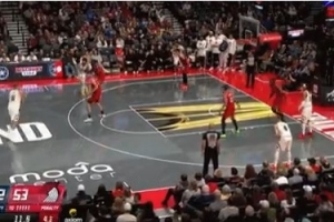 不得不出手！約基奇弧頂空位超遠(yuǎn)三分 迎著克林根扔進(jìn)！