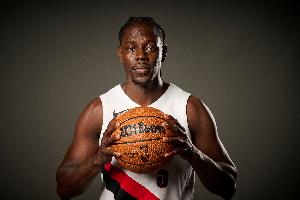 手感冰涼！朱-霍勒迪首節5中0一分未得 拿到2籃板2助攻