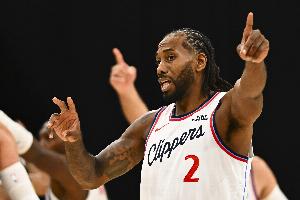 各種斷球！小卡上半場(chǎng)5中3得8分2板4助5斷 三分不準(zhǔn)2中0