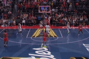 毫厘之間！小瓊斯半場(chǎng)結(jié)束前壓哨補(bǔ)扣 回放顯示2分有效