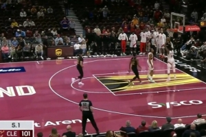 細啊太細了！巴恩斯提醒巴雷特NBA杯有凈勝分 后者隨即扣個空籃