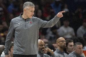 多諾萬：尼克斯今夏沒有聯系我&他們找了公牛管理層 我有責任留下