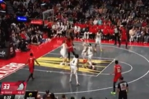 一飛沖天！謝頓-夏普中路接球 騰空暴起雙手暴力灌籃