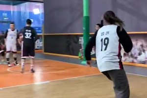 場邊加油聲不斷！小姐姐用自己高超球技征服全場男生！