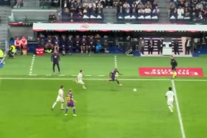 換個角度看看維尼修斯怒踢皮球嚇到亞馬爾