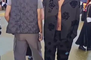 里面啥也不穿？貝林厄姆參加LV活動這身造型如何評價