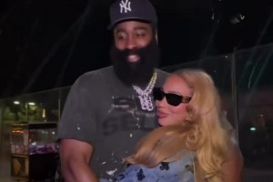 登哥萬(wàn)圣節(jié)與女友甜蜜相擁，女友小鳥依人