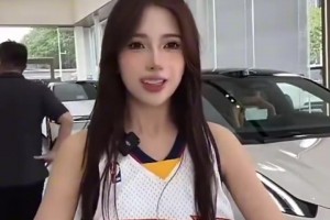長得有點好看啊！一位汽車女銷售身穿庫里球衣，在直播間戴皇冠