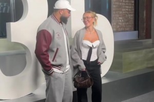 德隆-威廉姆斯與妻子合影，嫂子這身材真的不錯(cuò)呀！