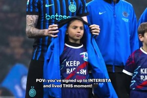 大暖男?！巴斯托尼為小球童披上自己的訓(xùn)練服避雨