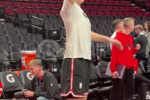 心態不錯?。铄毩暼?，投著投著突然自己就笑了！